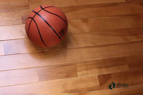 柞木木地板篮球馆多少钱一平米？