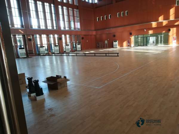五角枫体育馆实木地板安装工艺