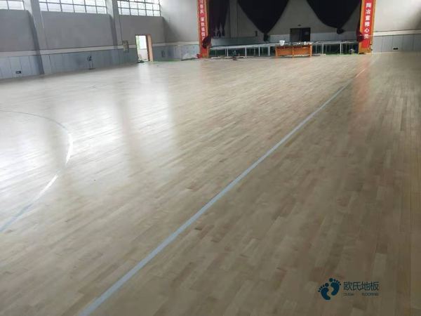 拼接板木地板篮球馆怎么翻新？